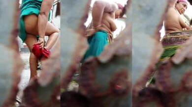 খোলা জায়গায় চাচি পোশাক বদলাচ্ছেন