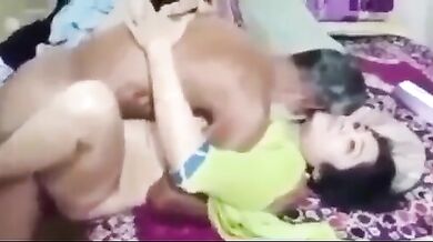 একজন মৌলানার সামনে একজন হালালার বাংলাদেশি সেক্স ভিডিও