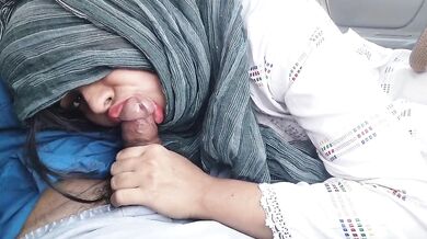 হিজাবি স্ত্রী গাড়িতে প্রেমিকের বাড়া চুষছে এবং গুদ দেখাচ্ছে