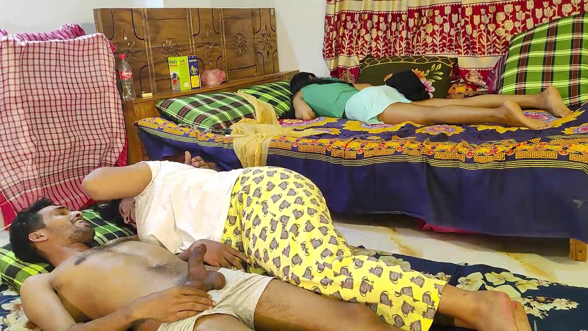 Qizlar jinsiy aloqa uchun kurashadilar Katta va dahshatli jinsiy aloqa