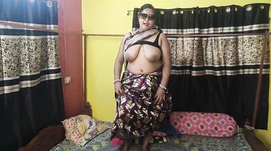 ডিলডো দিয়ে গুদ মারতে মারতে শেষে মুতে দিল সেক্সি বৌদি