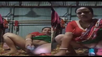 আন্টি প্লাস্টিকের বোতল গুদে ঢোকাচ্ছে বাংলা এমএমএস ভিডিও