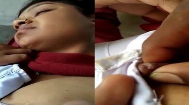 খালি ক্লাসরুমে কলেজের বাান্ধবীর স্তন এবং গুদ নিয়ে খেলা