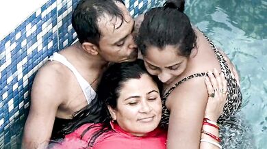 দুই বৌদির সাথে চোদাচুদি খেলা সুইমিং পুলে