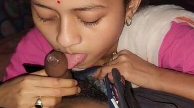 দেশি মেয়ে তার কাকাকে খুশি করে ব্লোজব দিয়ে