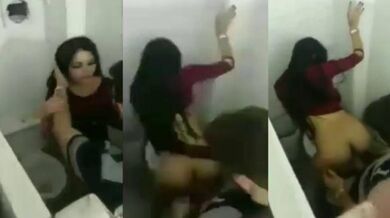 সেক্সি কলেজ ছাত্রীকে টয়লেটে সিনিয়র চুদল