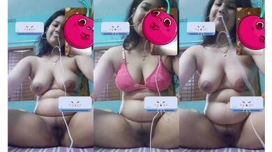 ভিডিও কলে বাংলাদেশি সুন্দরী মেয়েটি স্তন এবং গুদ দেখাচ্ছে