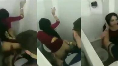 সেক্সি বাঙালি কলেজ মেয়ে টয়লেটে সিনিয়র চুদছে
