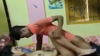 বাংলা সেক্স ভিডিওতে যুবকটি তার প্রেমিকার টাইট গুদ চুদছে