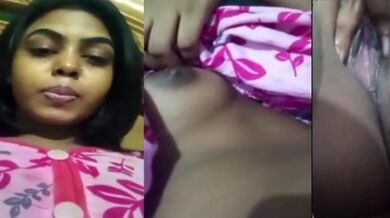 সেক্সি জিএফ স্তন এবং ভেজা যোনি দেখাচ্ছে