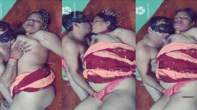 গ্রামের দেশি বৌদির বড় স্তন চোষা এবং ভগ আঙুল তোলা দেবরের দ্বারা