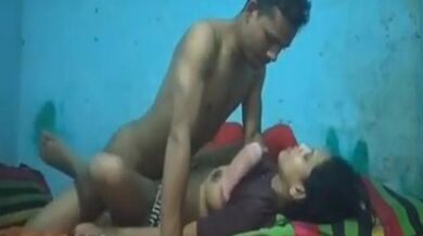 শিলিগুড়ি গ্রামের ভাবী বিছানায় নগ্ন হয়ে প্রতিবেশীর সাথে রুক্ষ চুদাই উপভোগ করছে