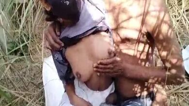 দেশি কলেজ মেয়ের গুদ মাঠে গ্রামের প্রেমিকের দ্বারা চোদা হট ভিডিও